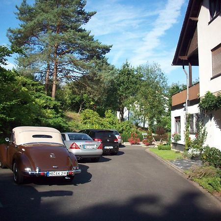 Отель Gastehaus-Weingut Loersch Лайвен Экстерьер фото