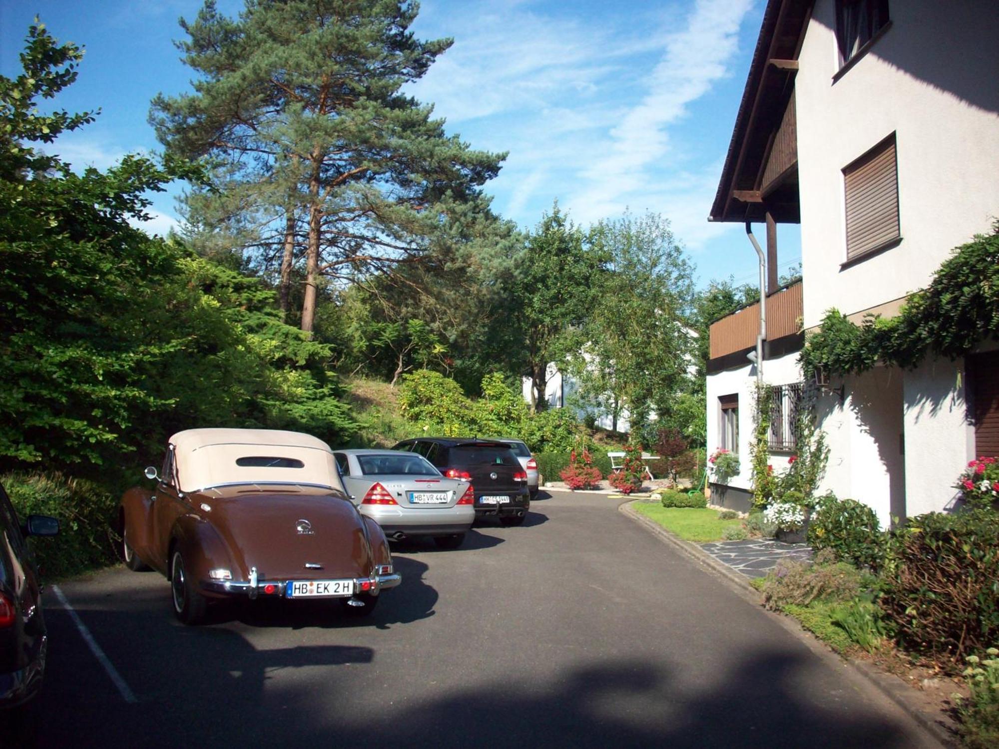 Отель Gastehaus-Weingut Loersch Лайвен Экстерьер фото