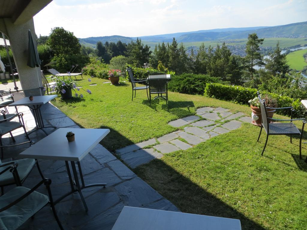 Отель Gastehaus-Weingut Loersch Лайвен Экстерьер фото