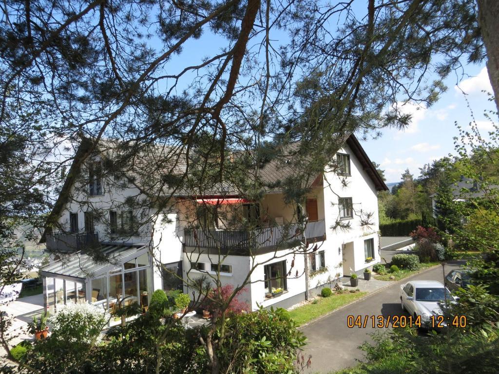 Отель Gastehaus-Weingut Loersch Лайвен Экстерьер фото